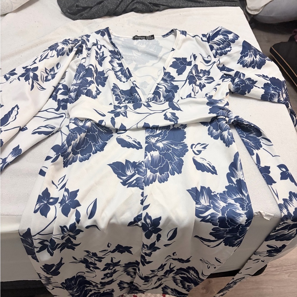 Boohoo White and Blue Floral V-Neck Top